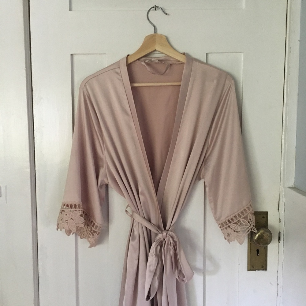 Robe - Picture 2 of 4